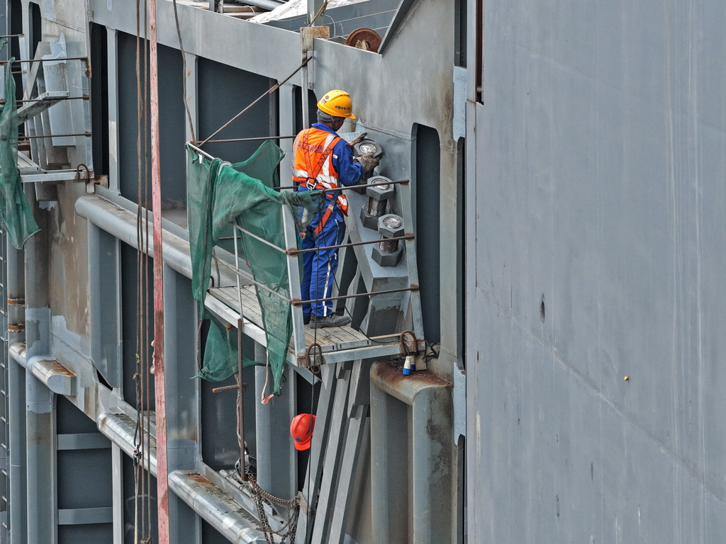 3月5日,建设者在广西平陆运河马道枢纽建设现场安装金属结构(无人机照片)。
