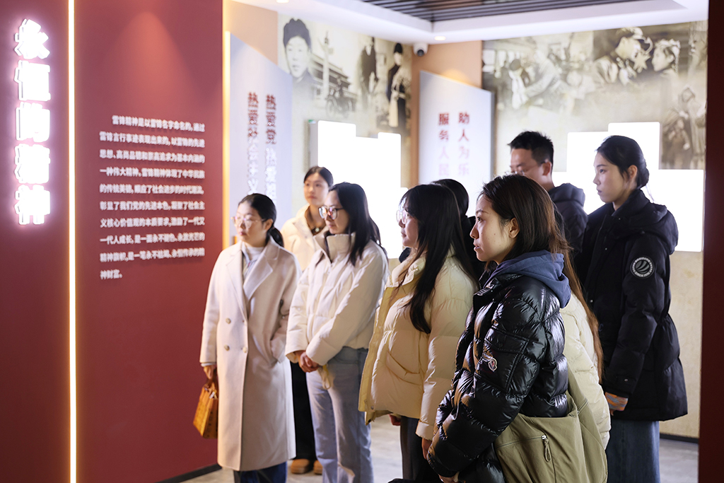 3月5日,觀眾在“雙學館”內參觀。