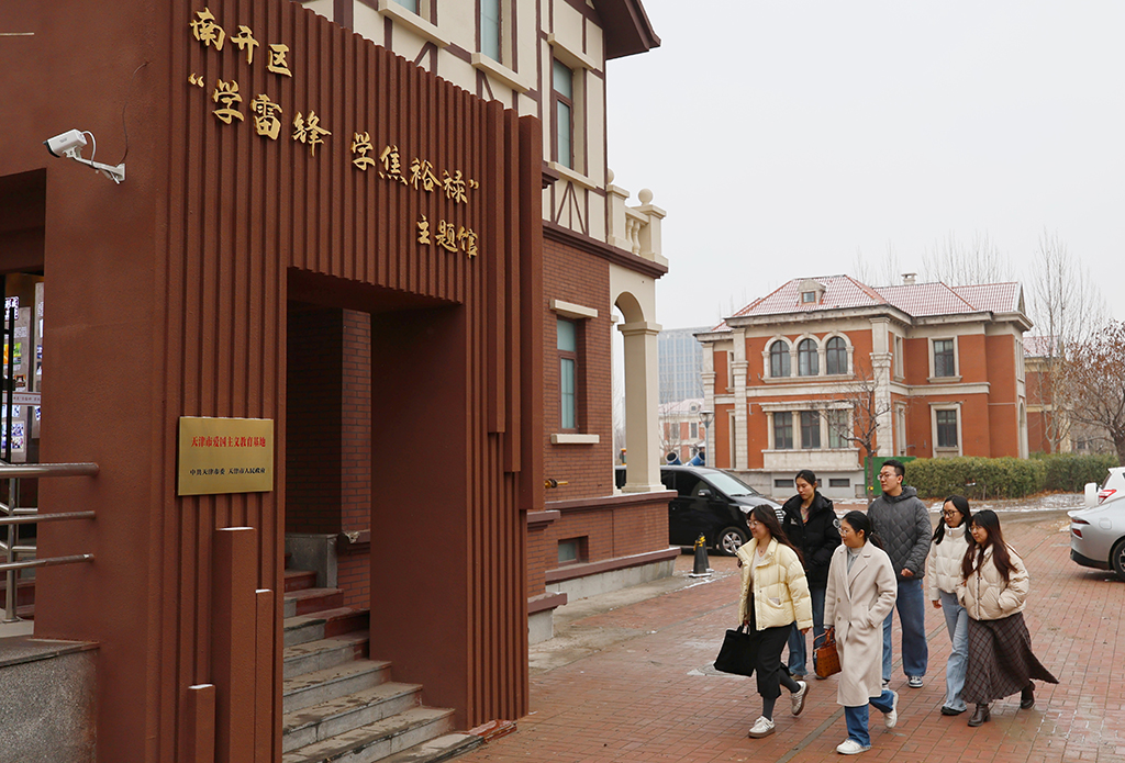 3月5日，觀眾准備走進“雙學館”參觀。