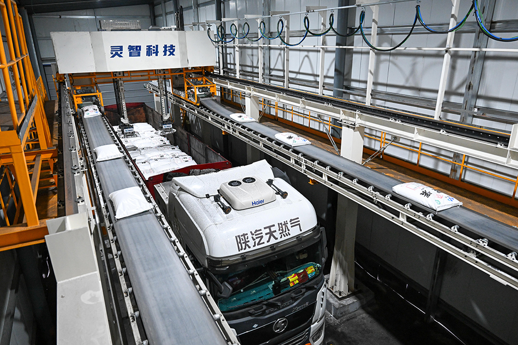 這是在新疆昌吉回族自治州瑪納斯縣的新疆中能萬源化工有限公司拍攝的自動化裝車線（3月5日攝）。