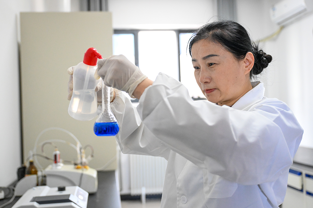 在位於新疆昌吉回族自治州瑪納斯縣的新疆中能萬源化工有限公司，工作人員在進行成品檢驗（3月5日攝）。