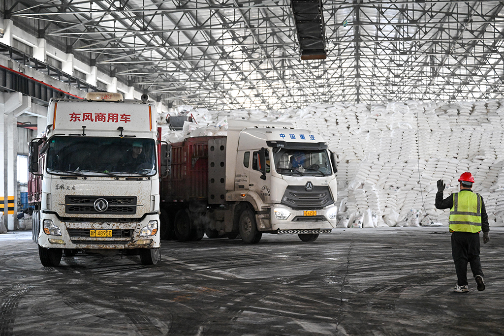 在位於新疆昌吉回族自治州瑪納斯縣的新疆中能萬源化工有限公司，貨車等待裝車作業（3月5日攝）。