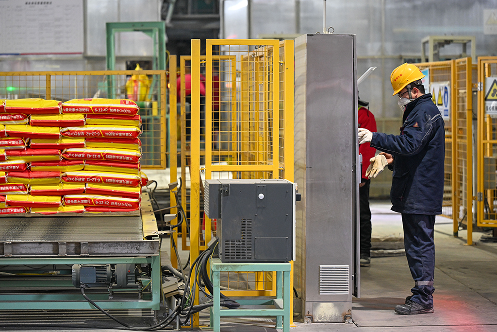 在位於新疆昌吉回族自治州瑪納斯縣的新疆心連心能源化工有限公司，工作人員在包裝車間忙碌（3月4日攝）。