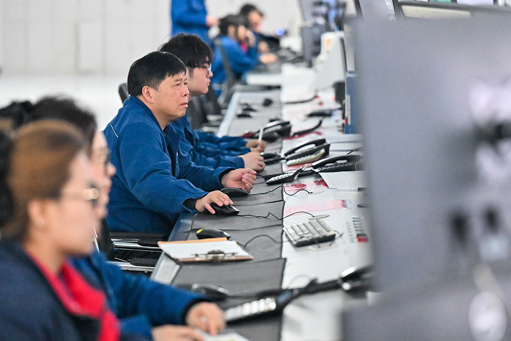 在位於新疆昌吉回族自治州瑪納斯縣的新疆中能萬源化工有限公司，工作人員在中控室監控設備運轉情況（3月5日攝）。