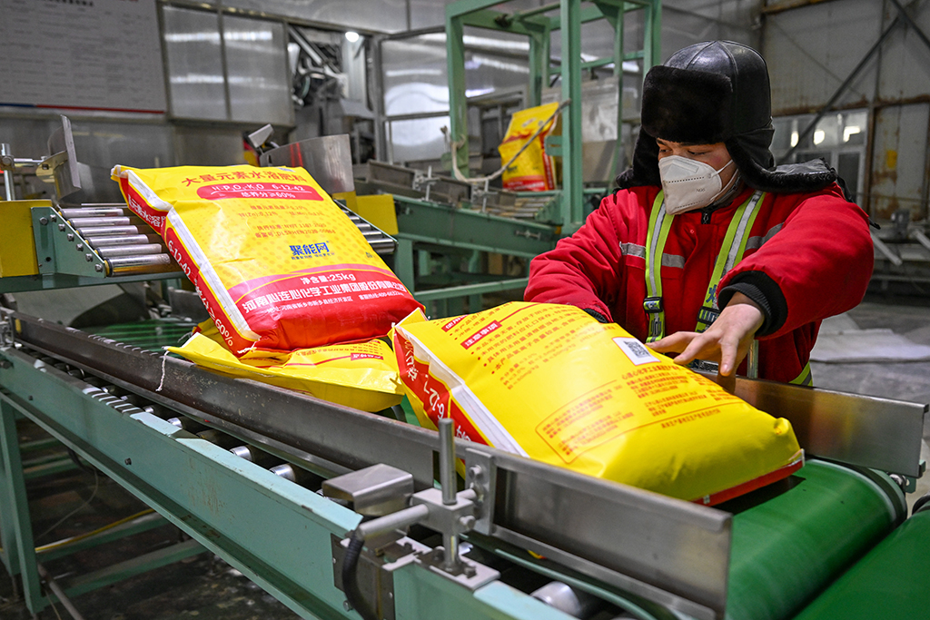 在位於新疆昌吉回族自治州瑪納斯縣的新疆心連心能源化工有限公司，工作人員在包裝車間忙碌（3月4日攝）。