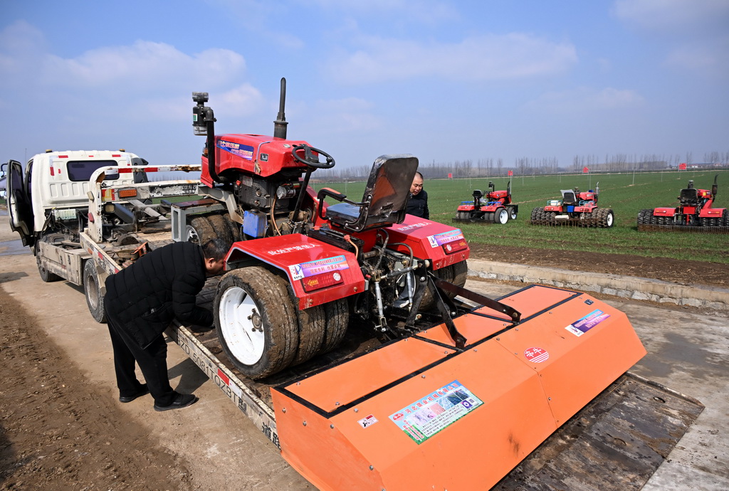 3月6日,在青島市即墨區藍村街道壯武村,農機手查看春管設備。