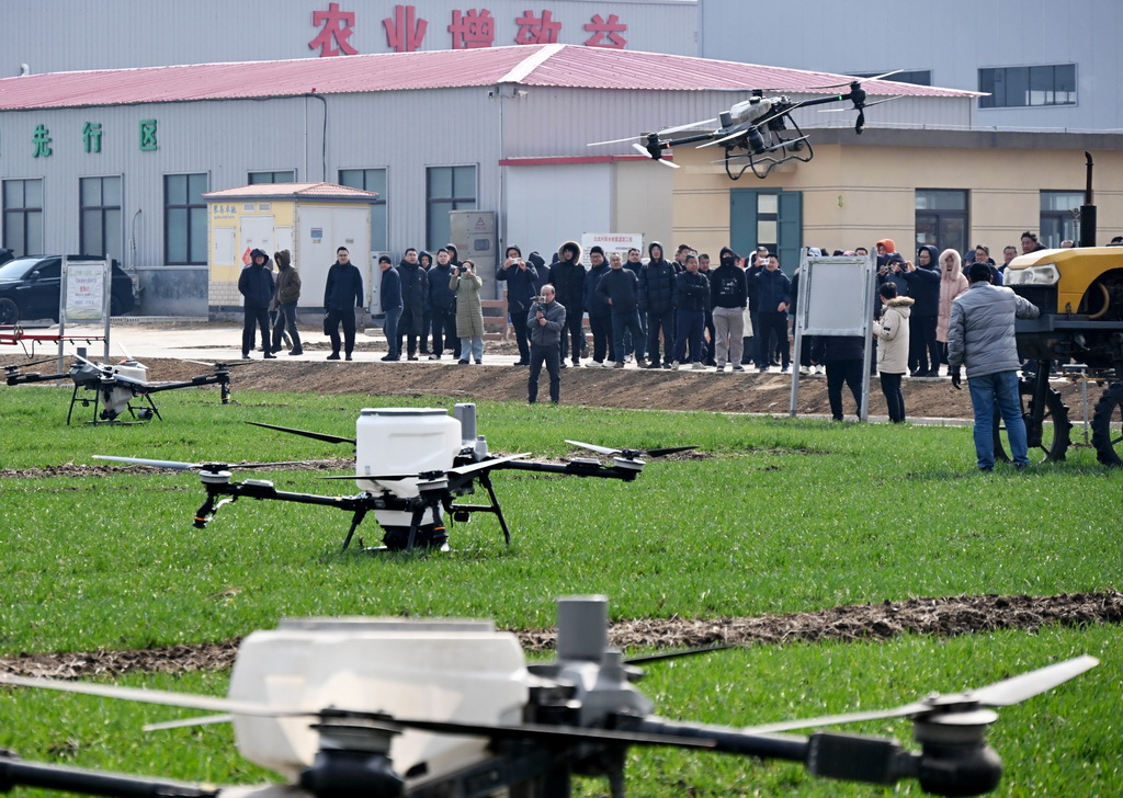 3月6日,在青島市即墨區藍村街道壯武村,人們在“田間課堂”上觀摩學習。