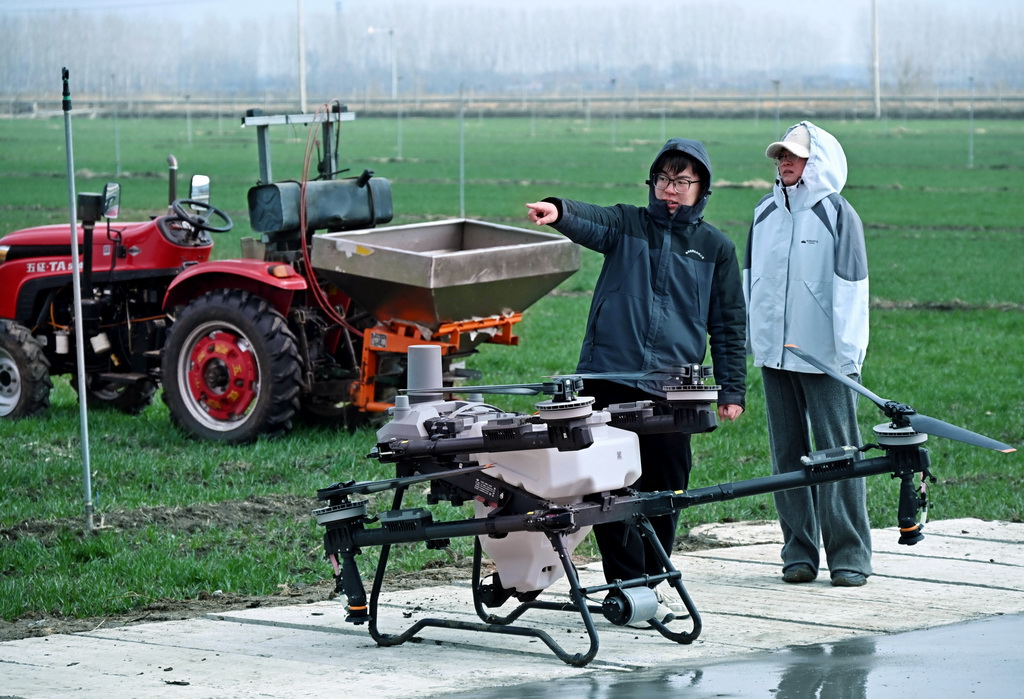3月6日,在青島市即墨區藍村街道壯武村,飛手在規劃植保無人機作業范圍。