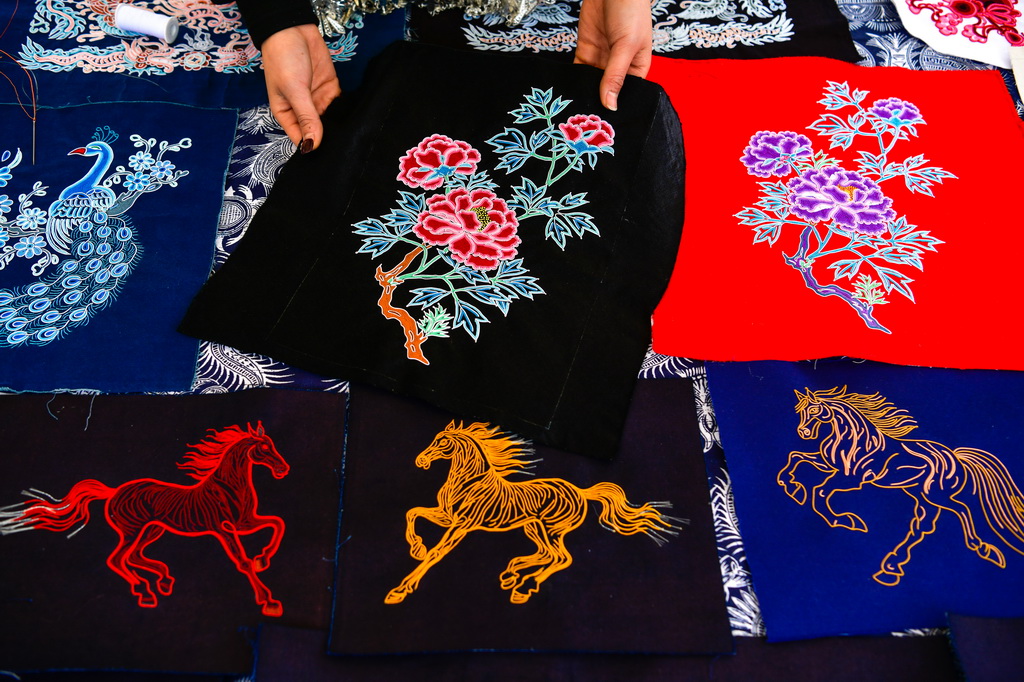 3月7日，繡娘在貴州省三都水族自治縣“村馬”比賽現場展示馬尾繡。