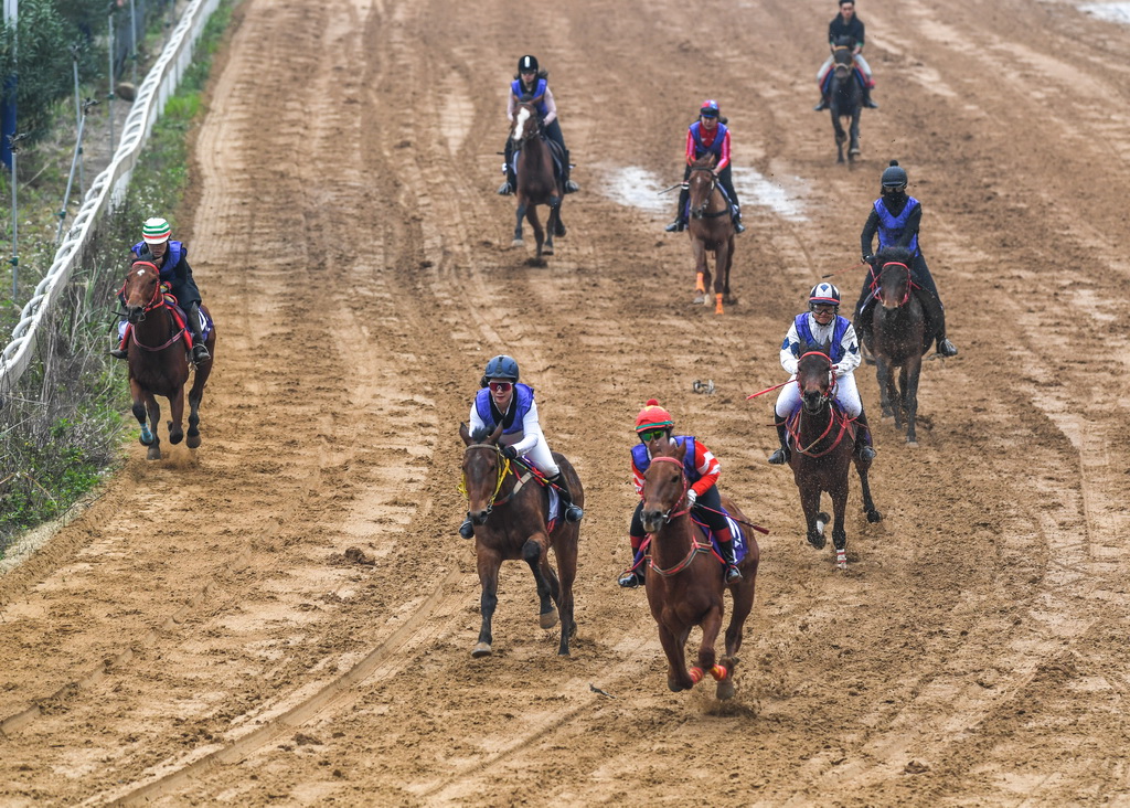 3月7日，選手在貴州省三都水族自治縣參加“村馬”比賽。