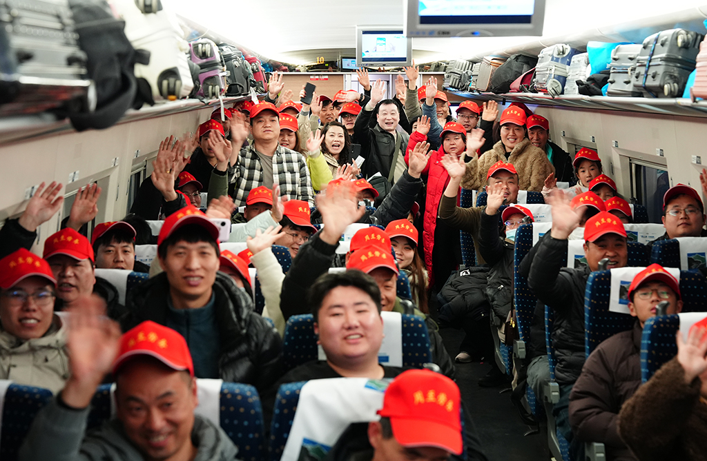 2026年2月24日，在从陕西省西安市西安北站出发的G1922次列车上，来自西安市周至县的务工人员在车厢内合影。当日，82名来自西安市周至县的务工人员免费搭乘G1922次列车，前往江苏省苏州市太仓市，奔赴各自岗位开工。新华社记者 邵瑞 摄