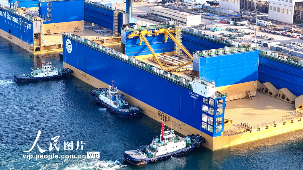 12萬噸舉力浮船塢在山東青島啟運【2】