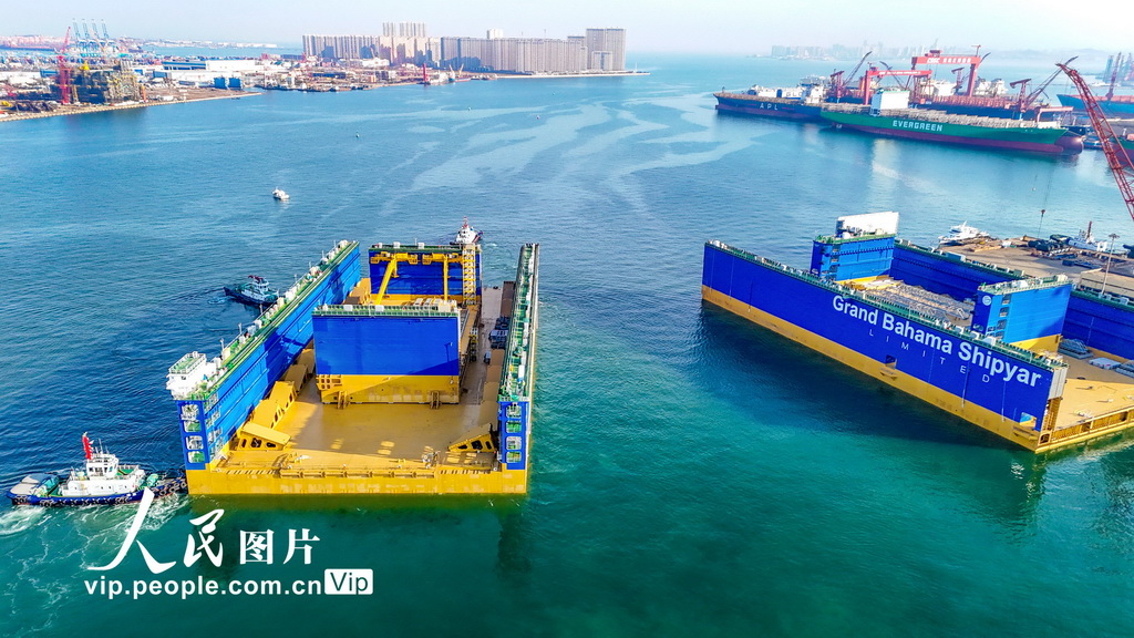 12萬噸舉力浮船塢在山東青島啟運【3】