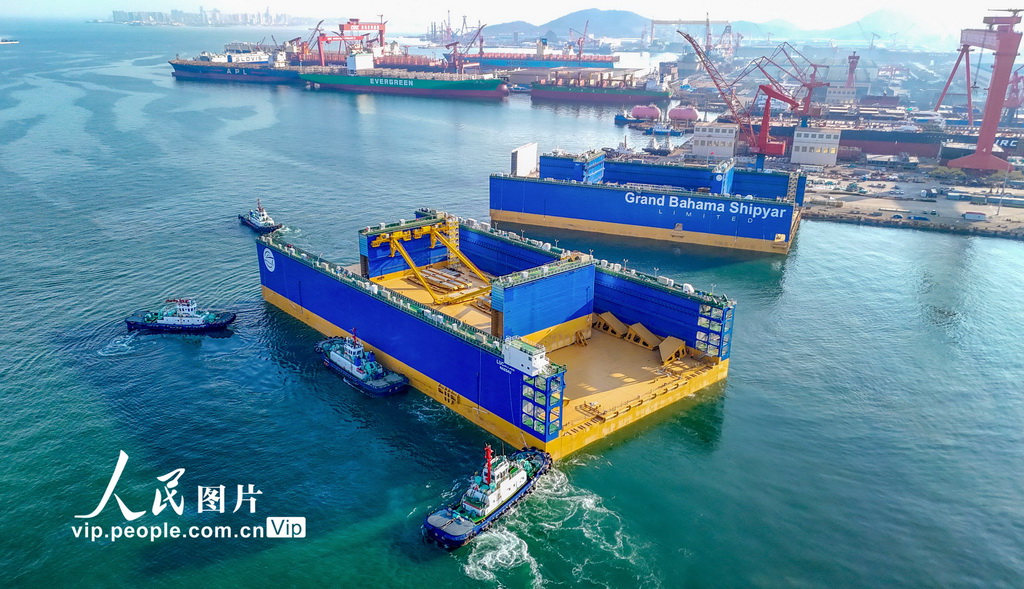 12萬噸舉力浮船塢在山東青島啟運【4】