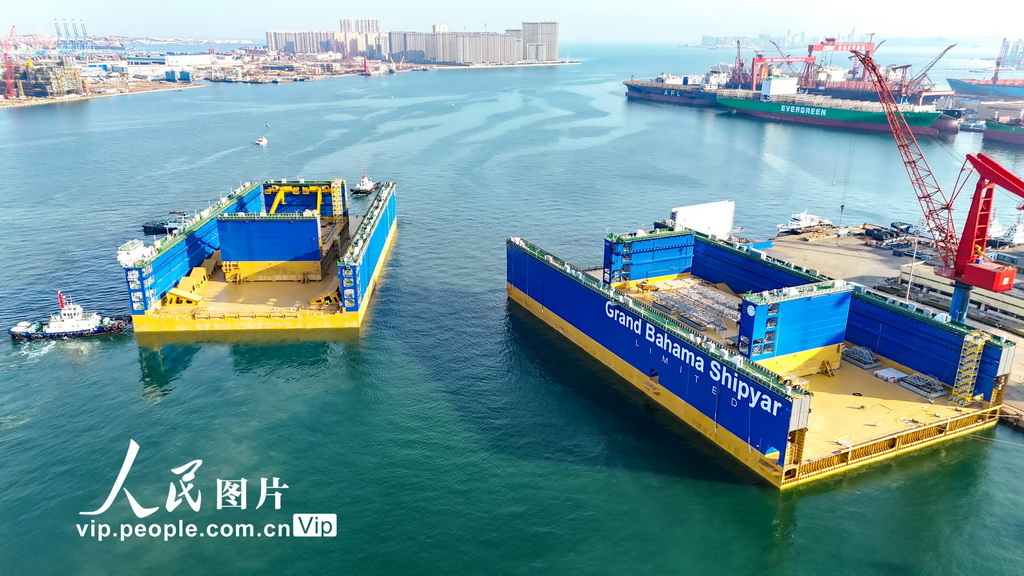 12萬噸舉力浮船塢在山東青島啟運【6】