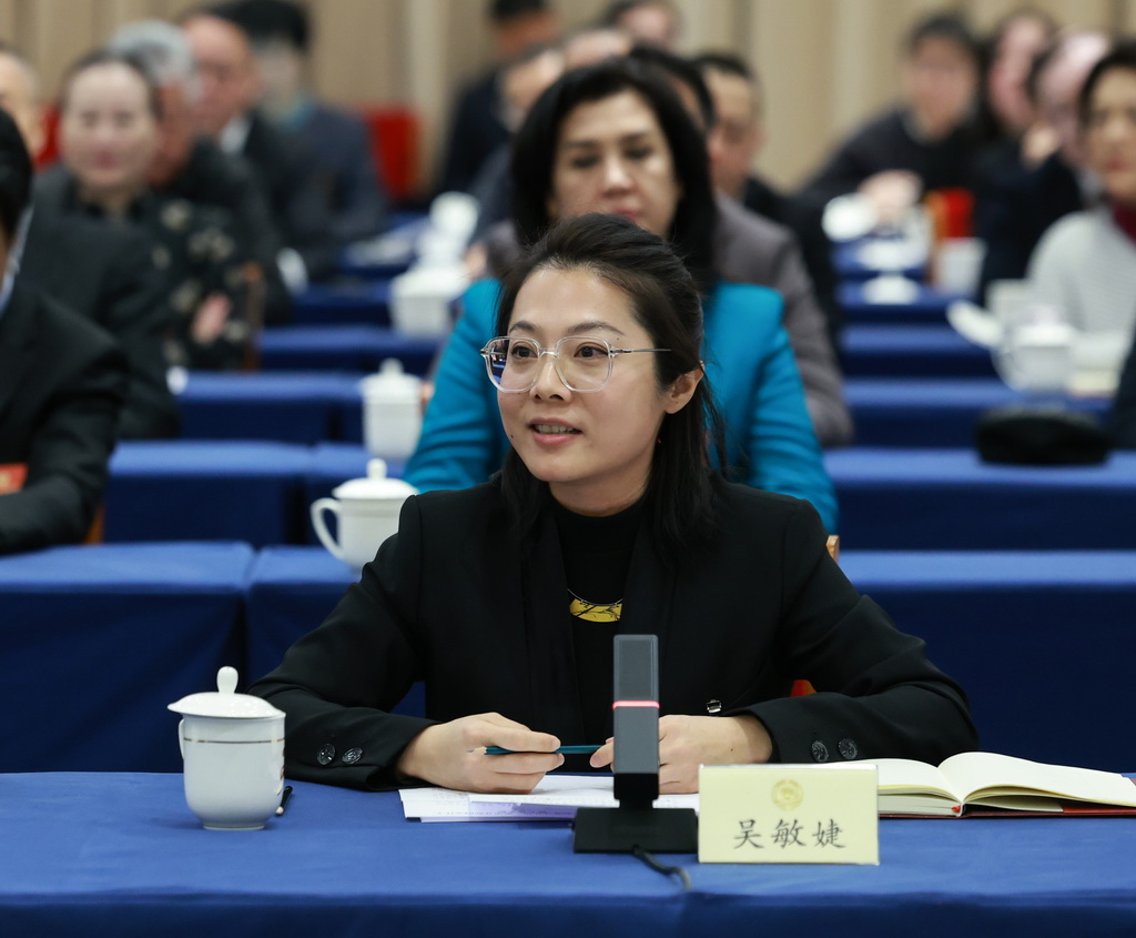 2026年3月6日,全国政协委员吴敏婕在小组讨论上发言。她认为,当前正处在文化生态的深刻变革中,全民共创已成为不可逆转的文化潮流。繁荣新大众文艺,关键在于构建可持续生态:用“品质流量”引领“眼球流量”,推动传统文艺与新大众文艺“创作共研”。新华社记者 王晔 摄