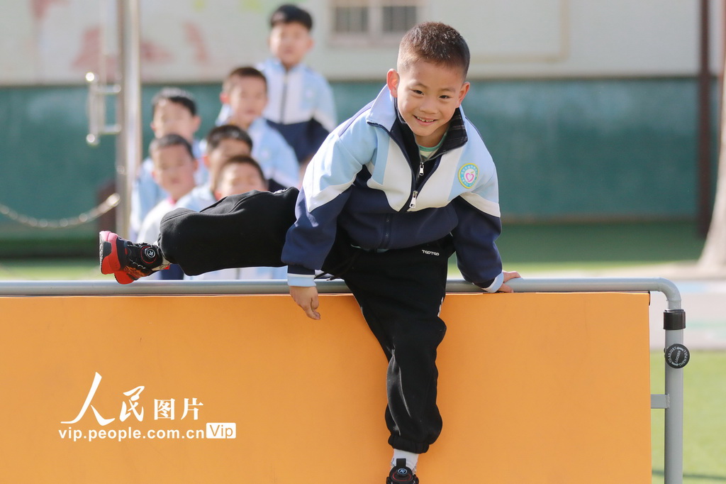 2026年3月9日,在山东省高密市金苹果幼儿园,孩子们在玩户外游戏。