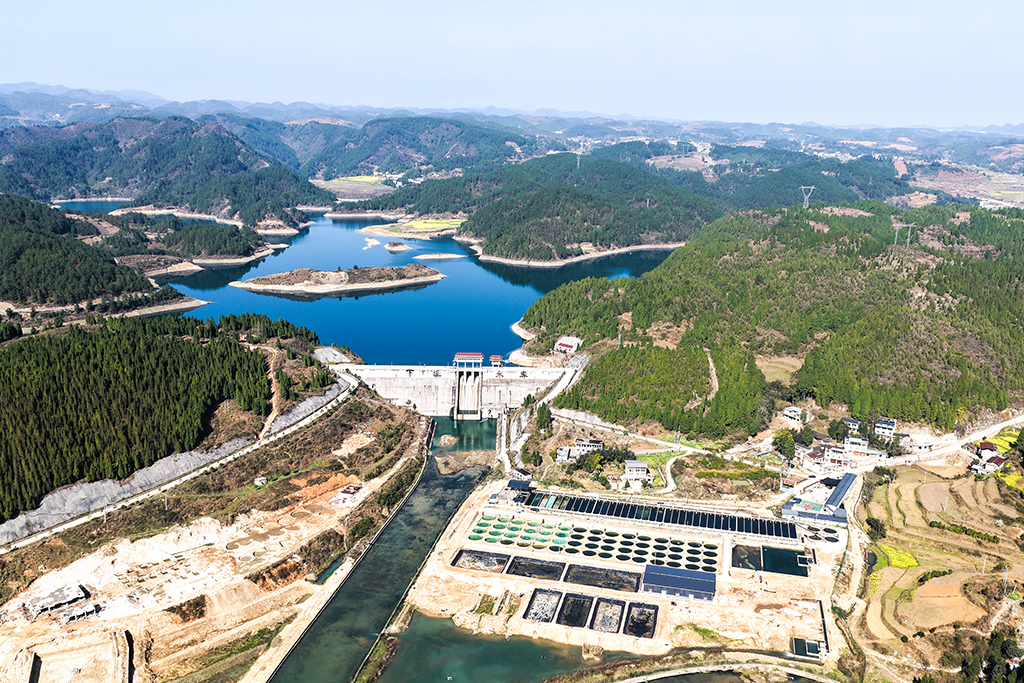 這是3月10日拍攝的貴州省岑鞏縣淡水漁業基地養殖場景，遠處是緊鄰的下溪水庫水源點（無人機照片）。