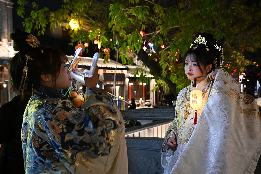 3月10日，游客在揭陽古城拍照打卡。