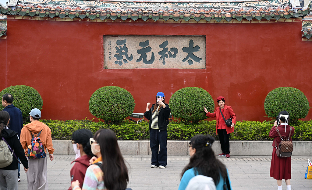3月10日，游客在揭陽學宮參觀游玩。