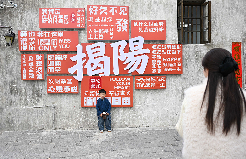 3月10日，游客在揭陽古城參觀游玩。