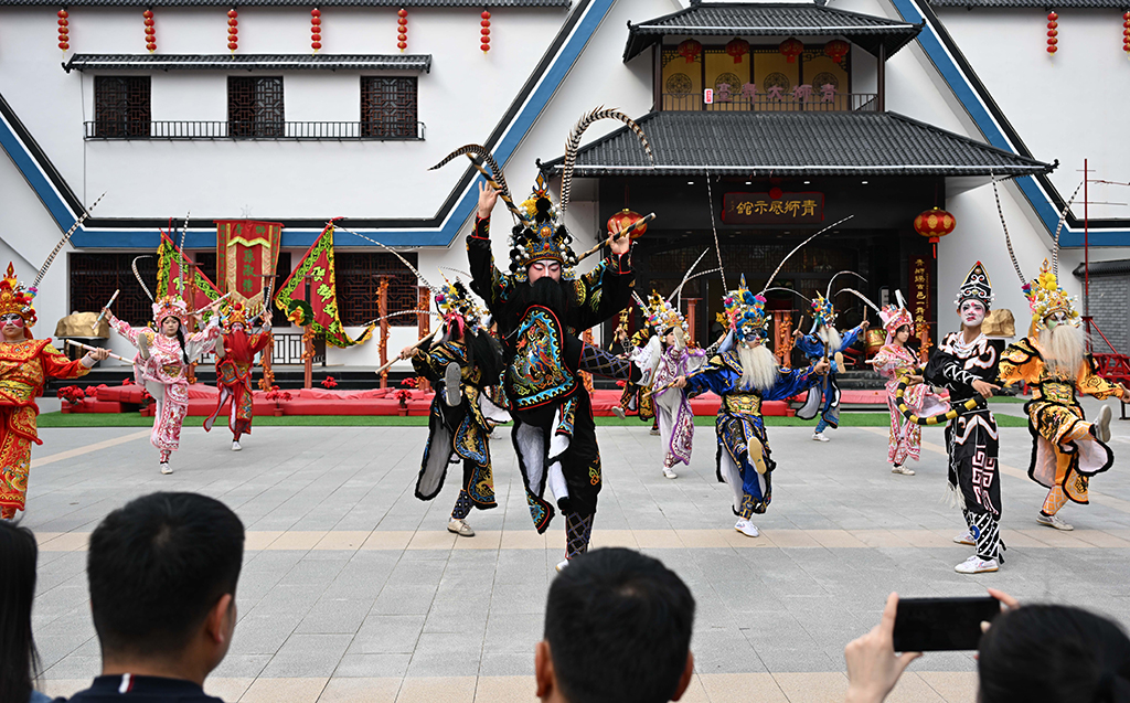 3月10日，在揭陽古城青獅展示館，游客觀看英歌舞表演。