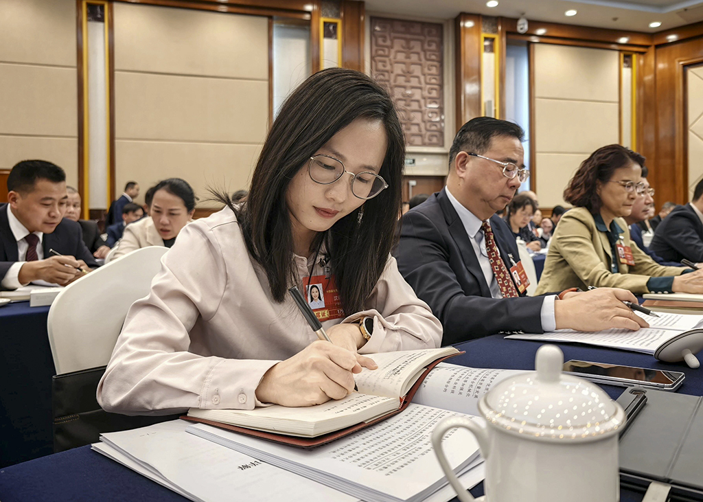 2026年3月6日，十四屆全國人大四次會議廣東代表團舉行開放團組會議。這是沈燕芬代表參會。新華社記者 邢廣利 攝