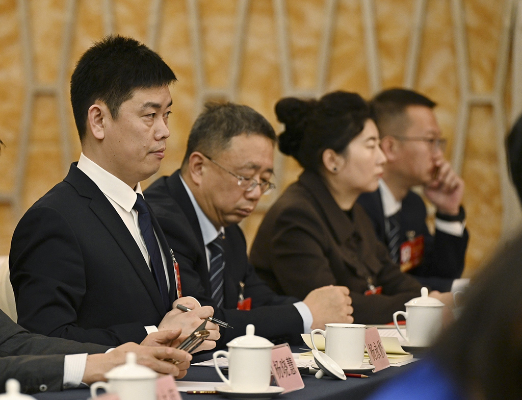2026年3月7日，十四屆全國人大四次會議吉林代表團舉行開放團組會議。這是楊永修（左一）代表在聽會。新華社記者 程婷婷 攝