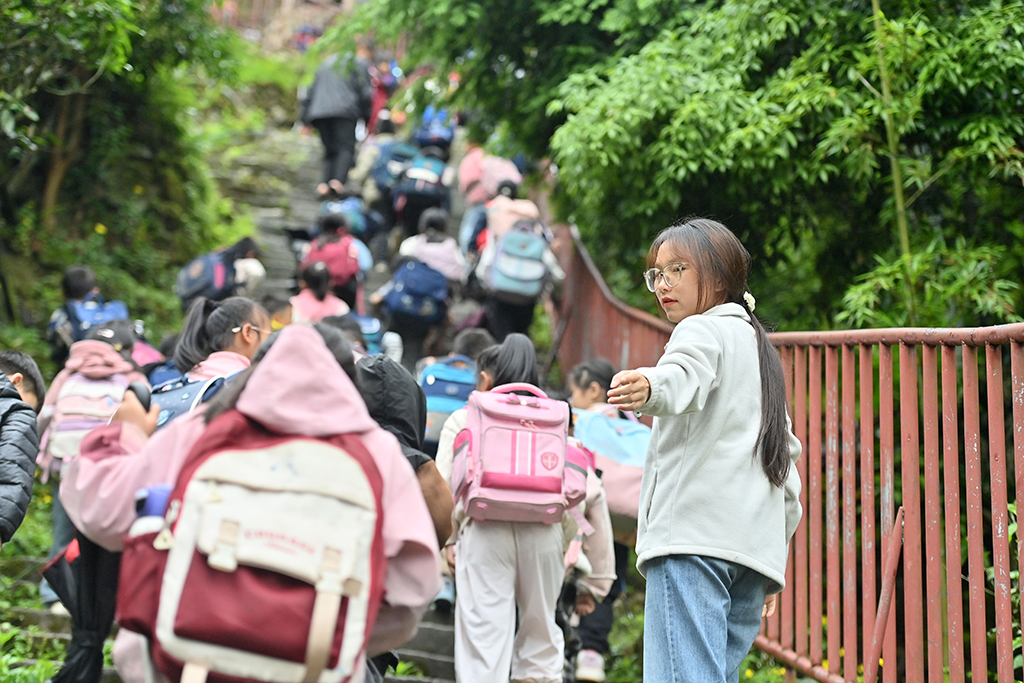 2025年4月30日，廣西融水苗族自治縣杆洞鄉高培村小學校長梁巧（右）護送放學的孩子們回家。梁巧扎根大苗山深處，為鄉村教育貢獻力量。新華社記者 黃孝邦 攝