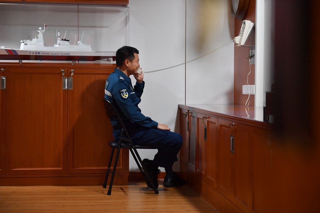 3月8日，海警三都艦執法員在休息時間與家人通話。新華社記者 毛俊 攝