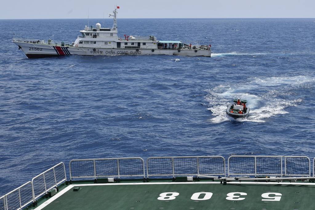 3月6日，海警三都艦組織小艇操縱訓練。新華社記者 何鑫源 攝