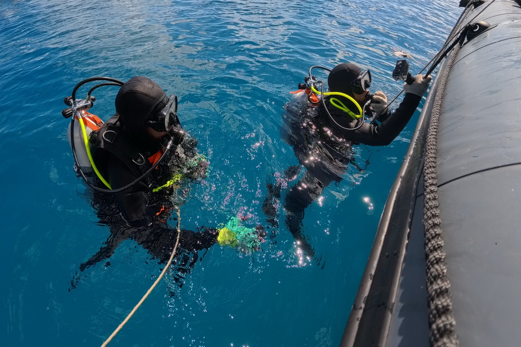 3月1日,海警三都艦執法員在南海某海域組織潛水訓練。新華社記者 毛俊 攝