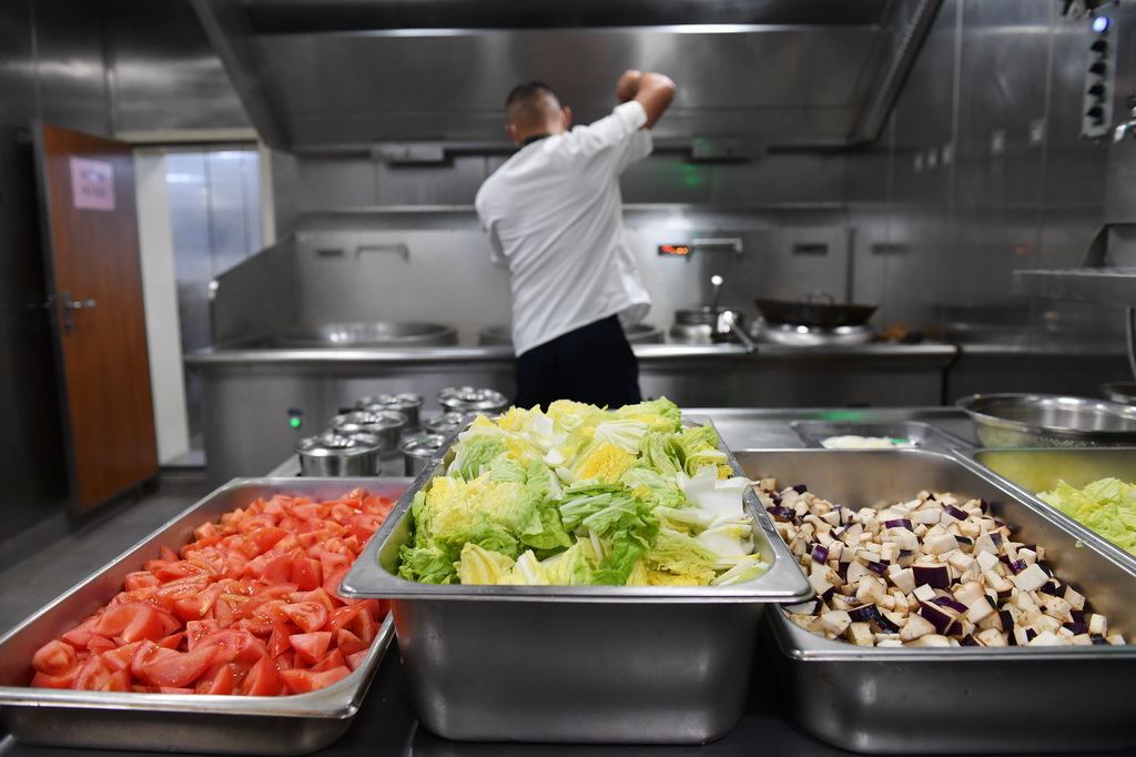 3月8日，海警三都艦執法員在烹飪晚餐。新華社記者 毛俊 攝