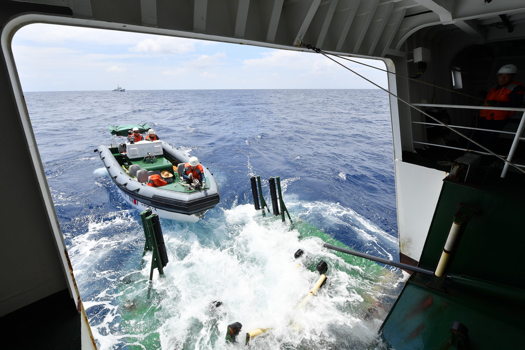 3月6日，海警三都艦組織小艇操縱訓練。新華社記者 毛俊 攝