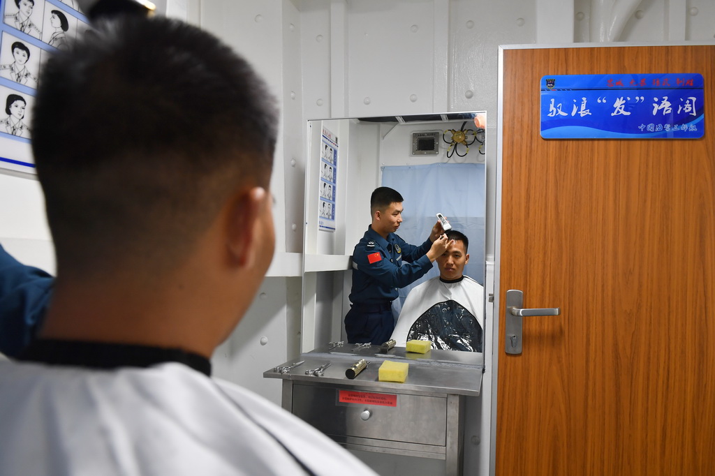 3月8日，海警三都艦執法員在理發。新華社記者 毛俊 攝