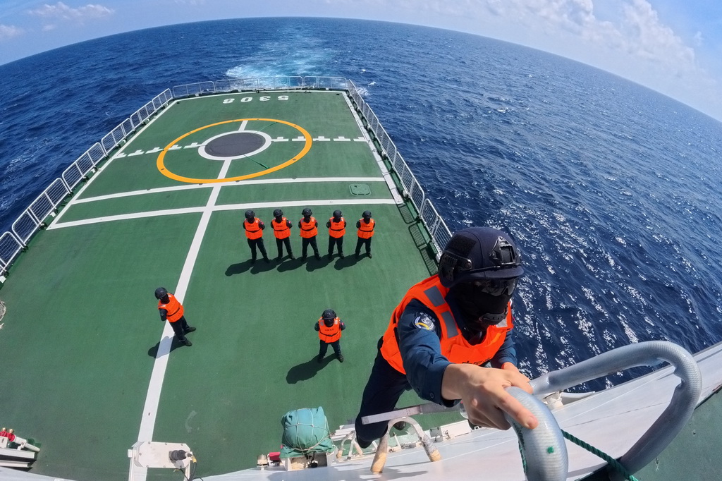 3月8日,海警三都艦組織執法員進行登臨制控訓練。新華社記者 毛俊 攝