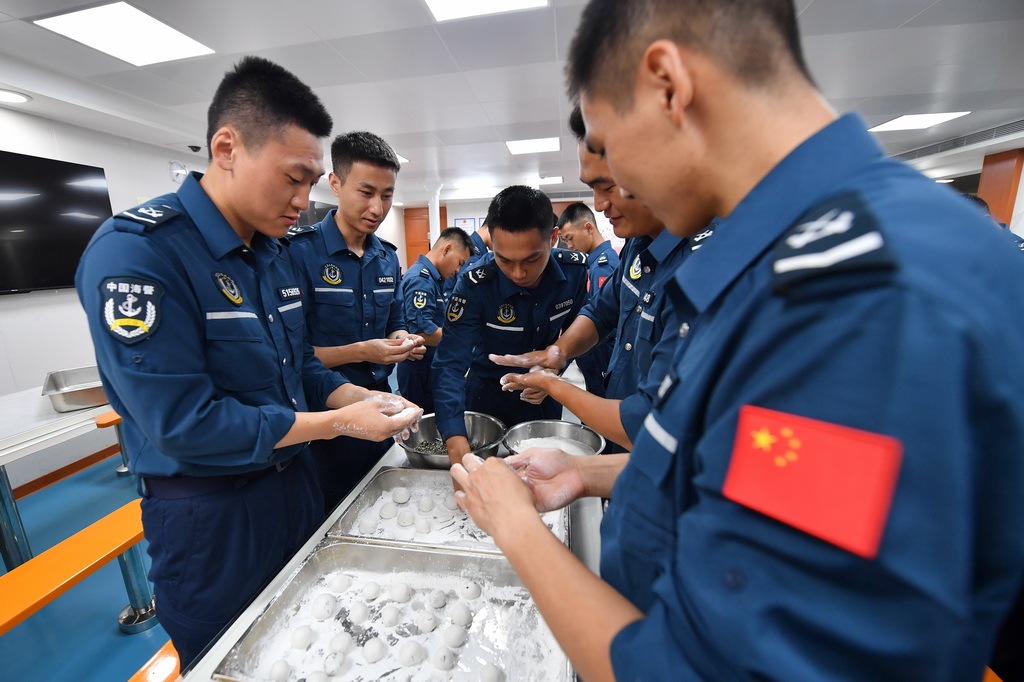 3月2日，海警三都艦執法員在艦內食堂包湯圓。新華社記者 毛俊 攝