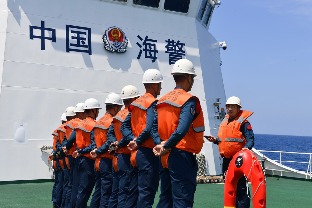 3月8日，海警三都艦組織執法員進行搜救救生訓練。新華社記者 毛俊 攝