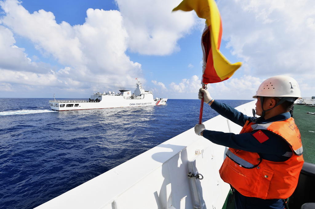 2月28日，海警三都艦編隊在南海海域組織編隊協同訓練。新華社記者 毛俊 攝