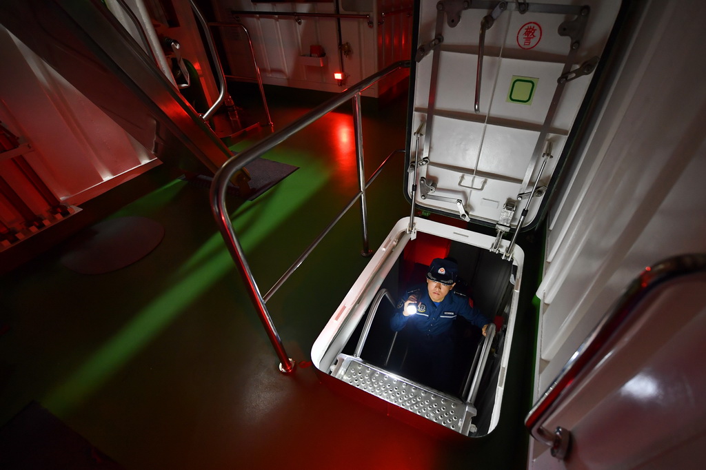 3月8日，海警三都艦執法員在巡艙檢查。新華社記者 毛俊 攝