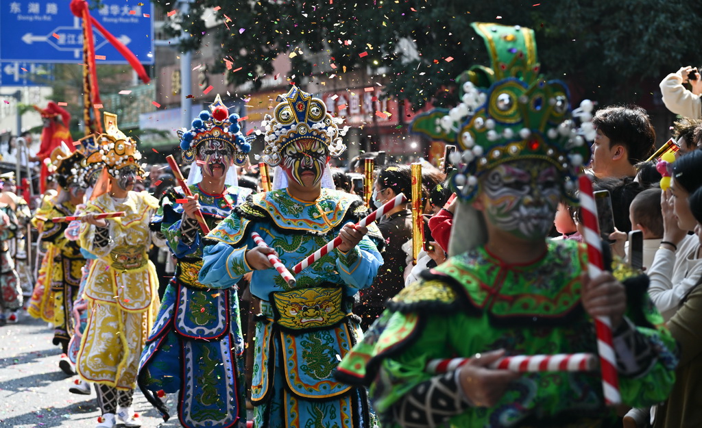 这是3月11日拍摄的揭阳城隍庙会巡游队伍中的英歌舞表演。