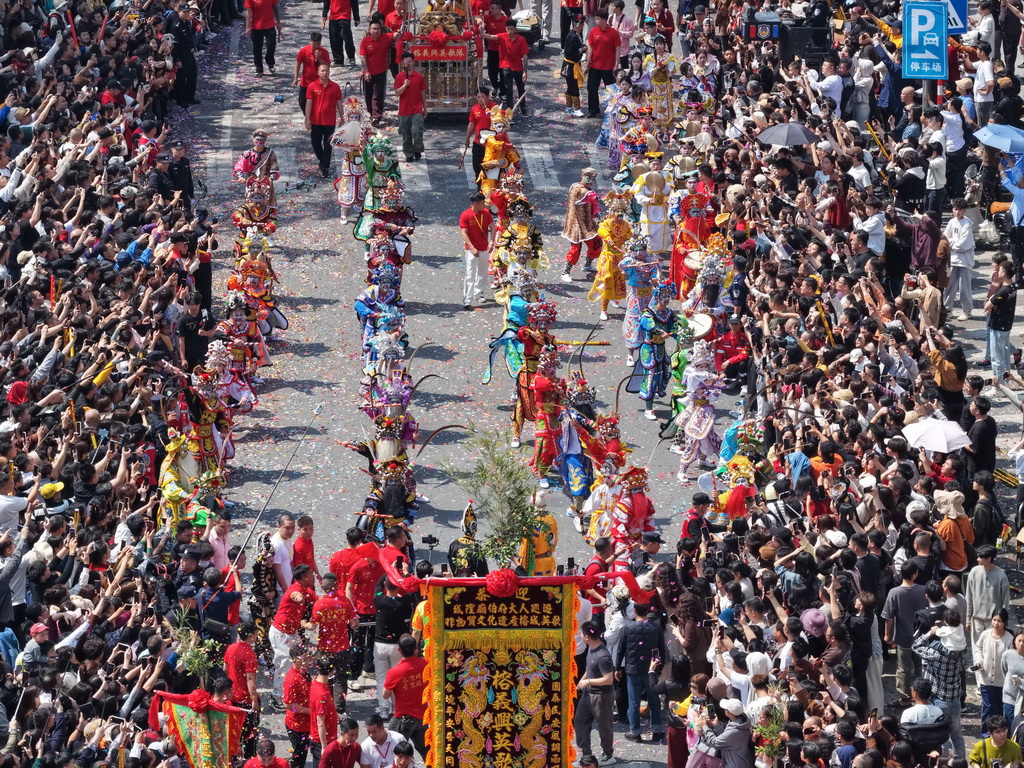 这是3月11日拍摄的揭阳城隍庙会巡游队伍中的英歌舞表演（无人机照片）。