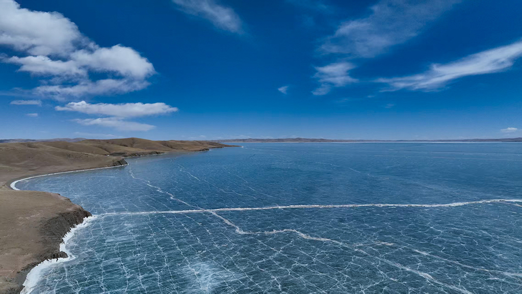 这是3月10日在青海省果洛藏族自治州玛多县境内拍摄的扎陵湖一角（无人机照片）。新华社记者 李占轶 摄