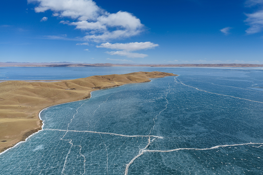 这是3月10日在青海省果洛藏族自治州玛多县境内拍摄的扎陵湖一角（无人机照片）。新华社记者 张龙 摄