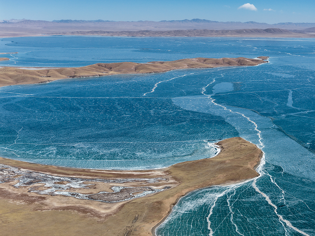这是3月10日在青海省果洛藏族自治州玛多县境内拍摄的扎陵湖一角（无人机照片）。新华社记者 张龙 摄