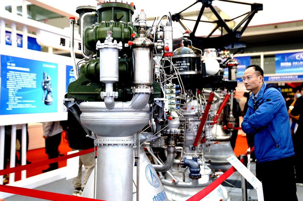 3月12日，观众在2026首届上海商业航天大会暨展览会上参观一款火箭发动机。