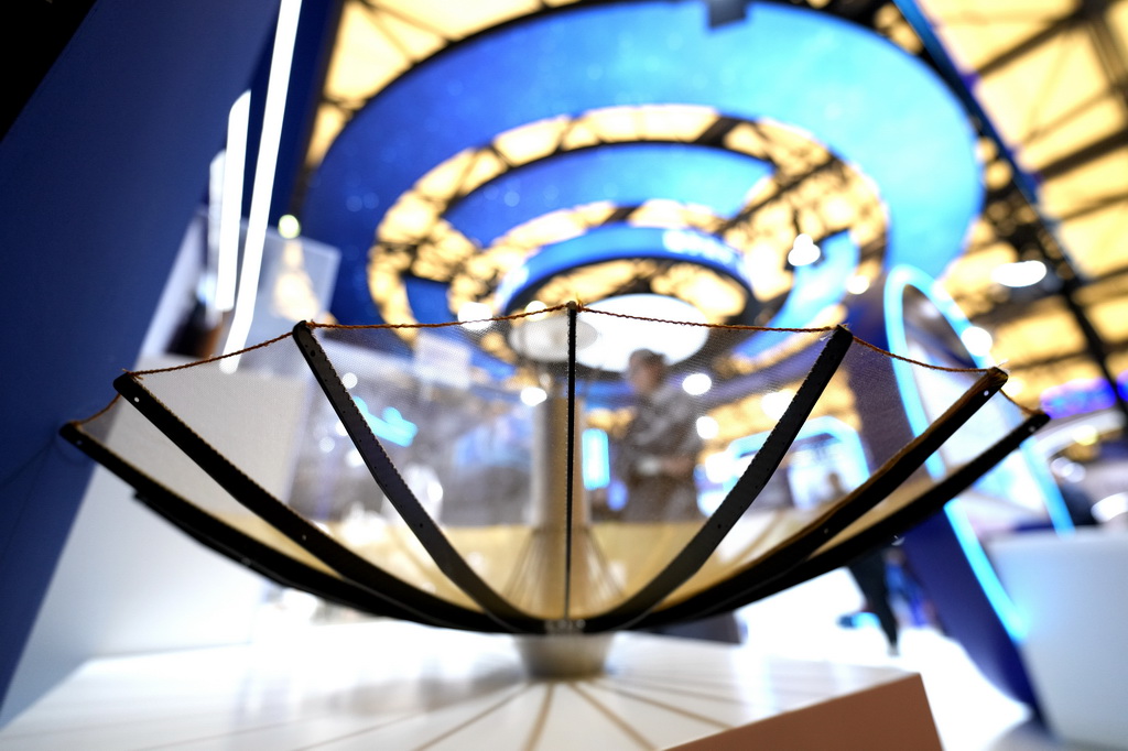 3月12日在2026首届上海商业航天大会暨展览会上拍摄的一款柔性金属网伞状天线。