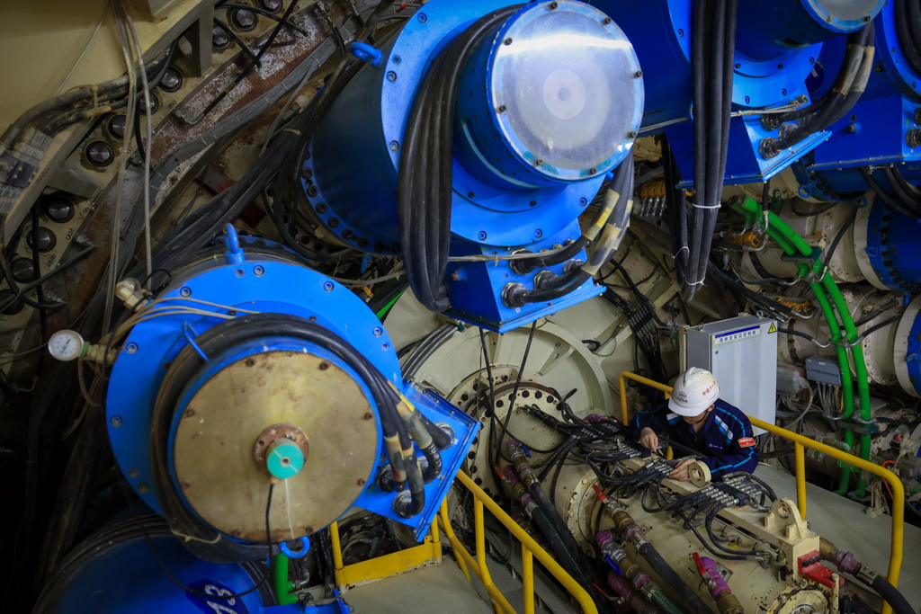 3月12日，中铁十一局技术人员检查“深莞七号（鲲鹏号）”盾构机中心回转体。