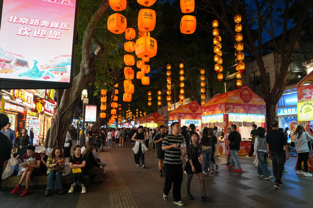 3月12日，在廣州市越秀區北京路步行街區舉辦的美食廟會上，市民、游客在品嘗美食。