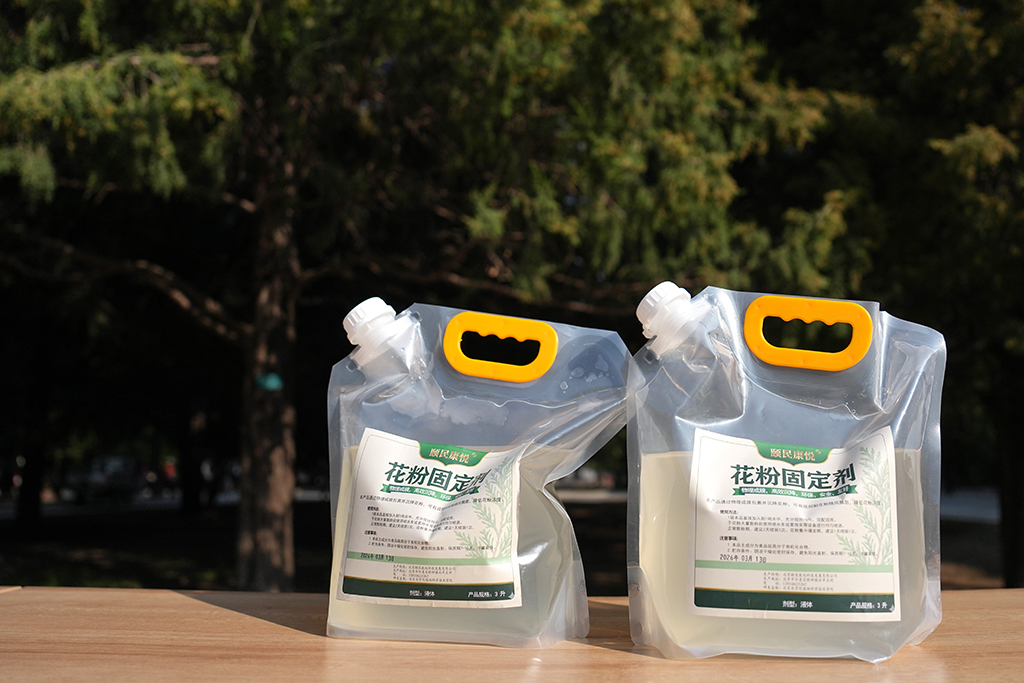 3月15日在北京地坛公园拍摄的北京农学院植物科学技术学院秦岭教授团队研发的花粉固定剂。